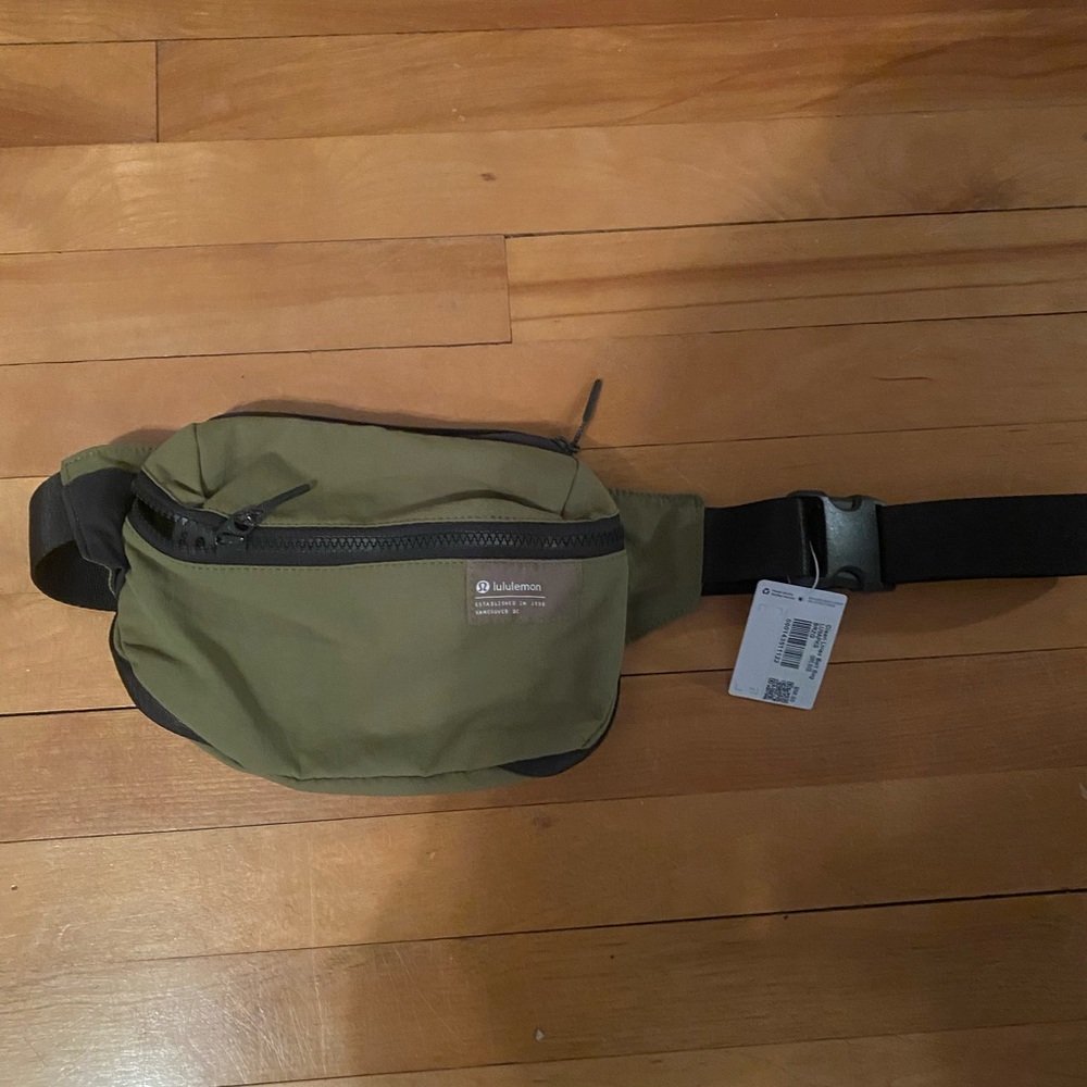 Lululemon green clean lines belt bag